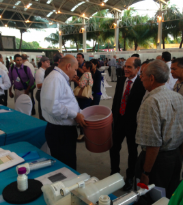 Mario Benavides demonstrando nuestro tecnología de membrana hueca